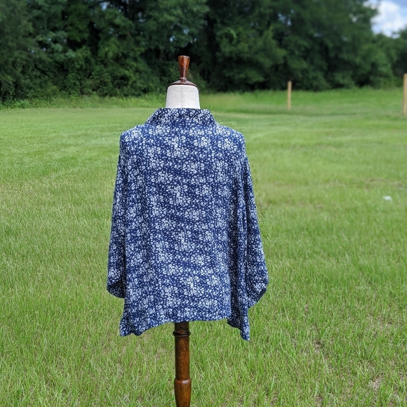Lauren Conrad navy and white floral wrap. Med - Picture 3 of 5
